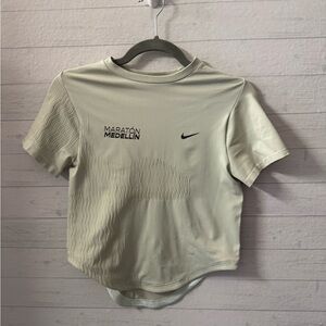 Nike Maratón Medellín Beige Athletic Tee